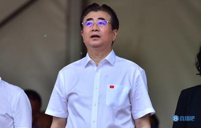 每体表示，巴萨不想买一个过渡性的后腰，而是想在这个位置上进行大额投资，买一个至少确保未来五年无忧的后腰，而德科的首要目标就是维拉的巴西人道格拉斯-路易斯。